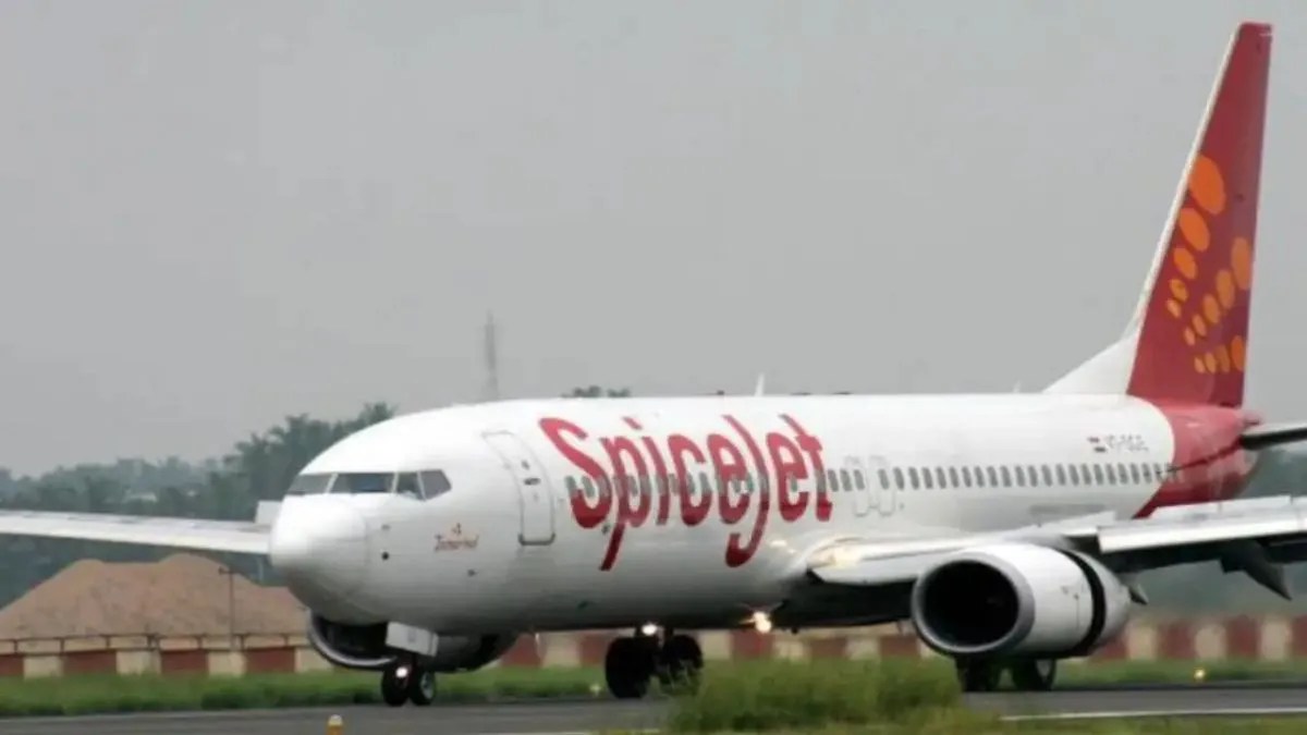 SpiceJet Emergency Landing: स्पाइसजेट फ्लाइट में इंजन फेल! मुंबई-कोलकाता उड़ान की इमरजेंसी लैंडिंग