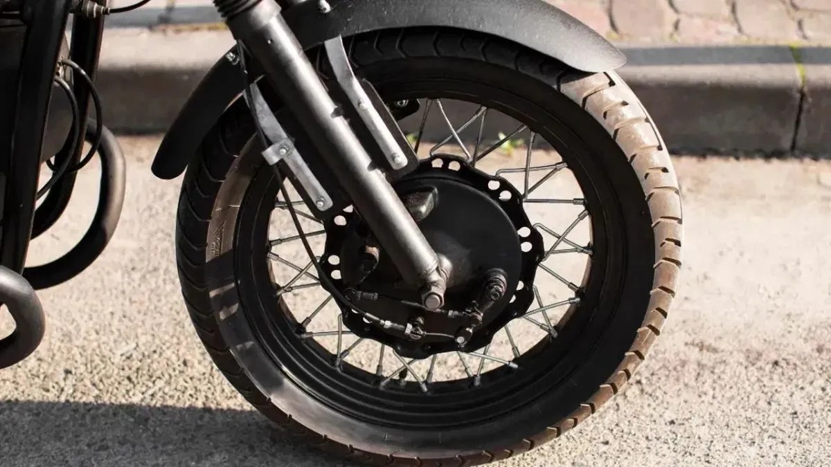 बाइक का टायर कब बदलना चाहिए और नया खरीदते समय क्या देखें? | how-to-choose-right-bike-tyre-size-tread-tubeless-radial