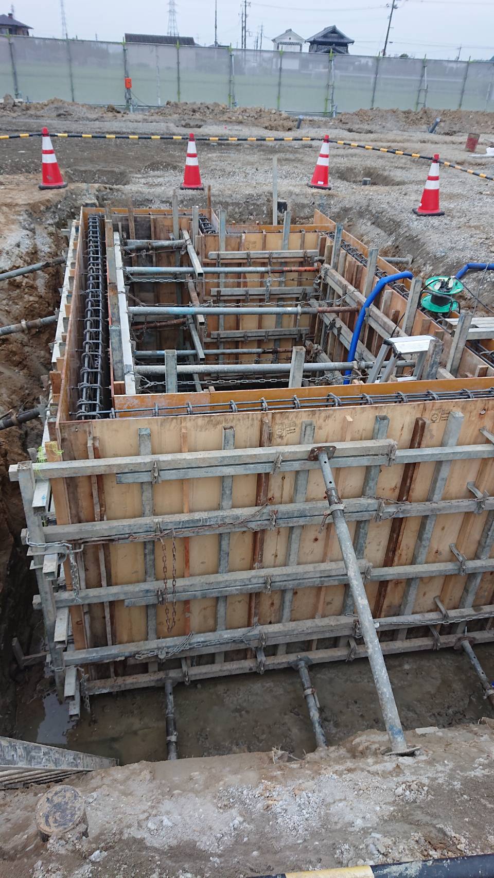 ８月某日 某施設の受水槽ピット型枠組み立て完了