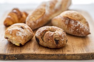 複数の焼き立てパンを写した画像