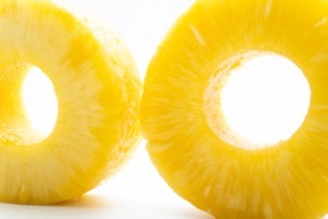 輪切りのパイナップルが2つ写した画像