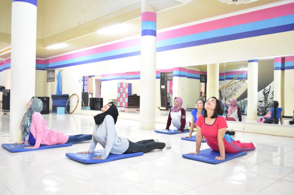 Seprai serta perlengkapan olahraga anda, adalah tempat berkembang biak yang sempurna untuk bakteri penyebab jerawat. Faktanya Olahraga Paling Ampuh Hilangkan Jerawat Lho Hawa Gym