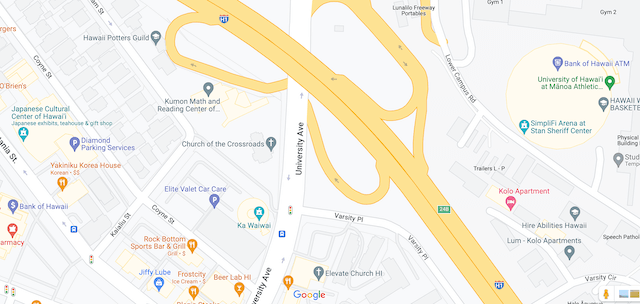 ハワイ、高速道路から私道に出る際の事故。注意してください。