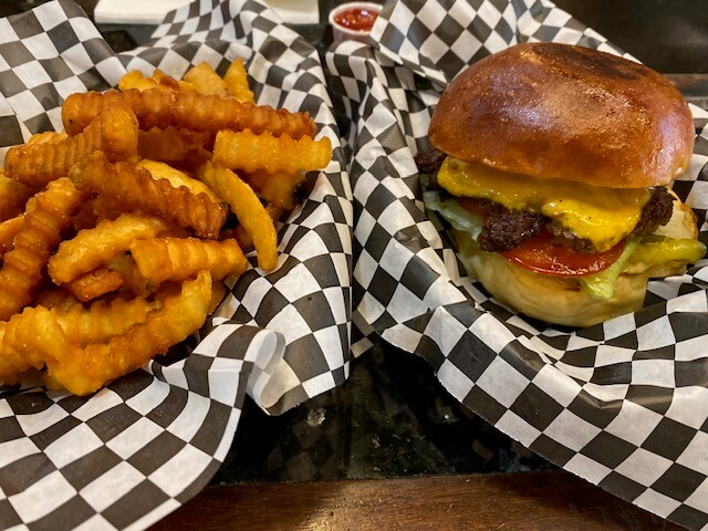 ハワイの注目バーガー店】「カール・オジサン・バーガー・ショップ」っ