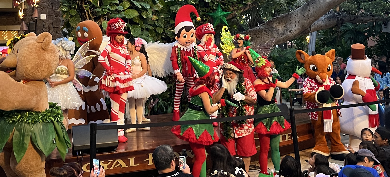 ロイヤルハワイアンセンターのクリスマスツリーの点灯式 | 最新・ハワイ通