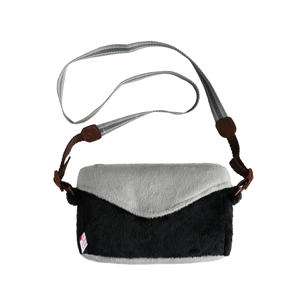 040 Gladee Sling Bag Black Camera 02
