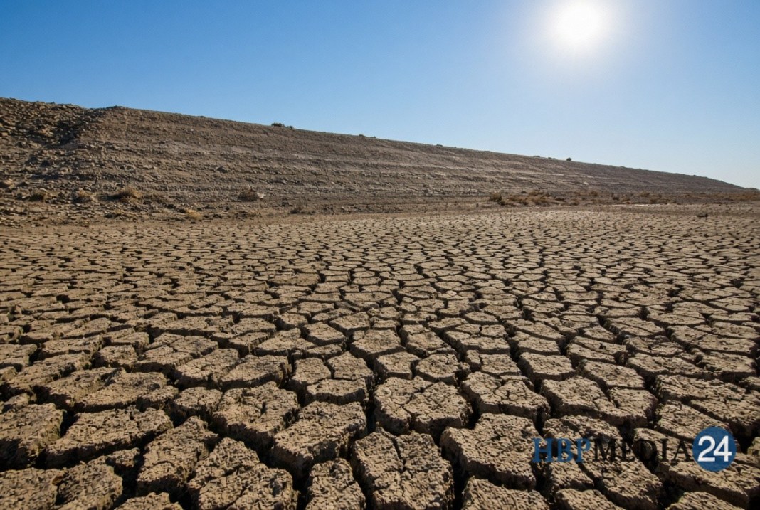 Droge, gebarsten grond langs een dijk tijdens aanhoudende droogte