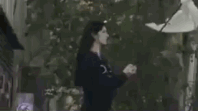 נערה עם דגל לבן במהומות באיראן סוף 2017