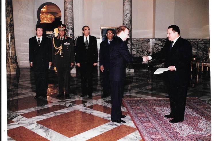 צבי מזאל מגיש את כתב האמנה לחוסני מובראק