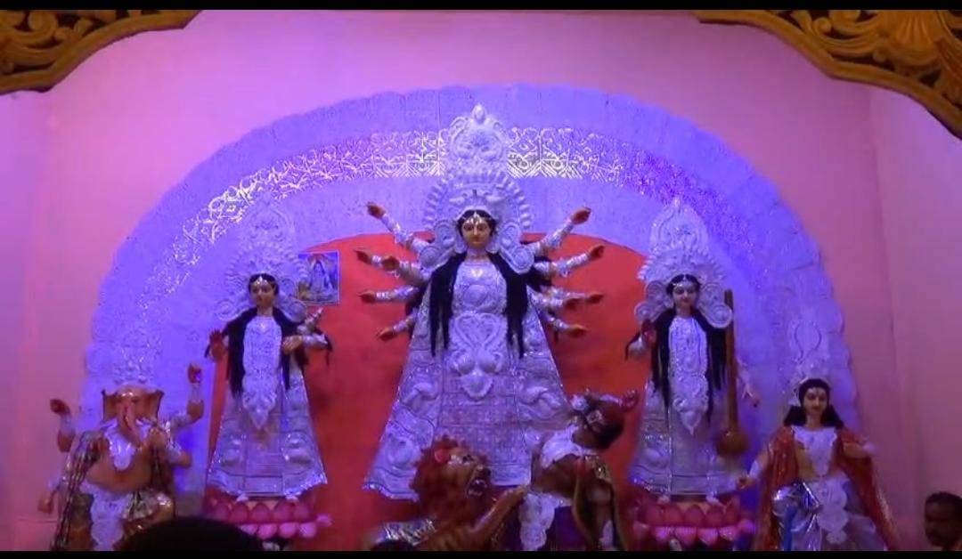 ষষ্ঠীর বিকেল থেকেই উপচে পড়া ভিড় জমেছে ধর্মনগর শহরের বিভিন্ন পূজা মণ্ডপে। 