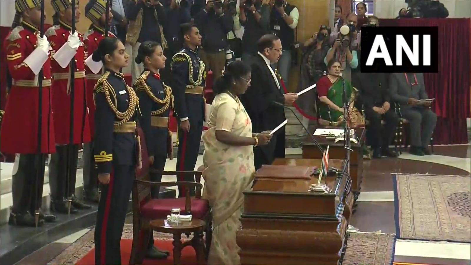 সোমবার ভারতের ৫৩তম প্রধান বিচারপতি হিসেবে শপথ নিলেন বিচারপতি সূর্য কান্ত। 