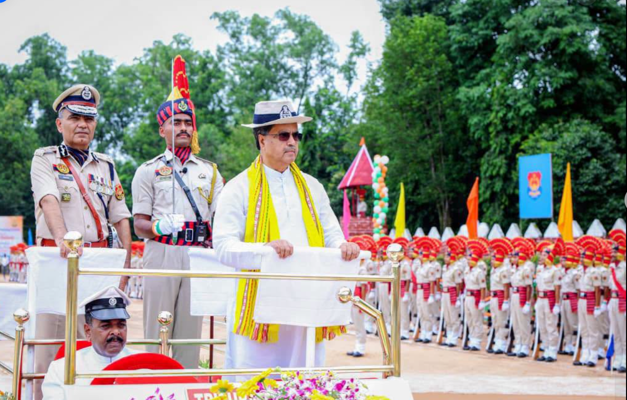 মুখ্যমন্ত্রী অধ্যাপক ডাঃ মানিক সাহা আজ আরকে নগরে টিএসআরের দ্বিতীয় ব্যাটেলিয়ানে আয়োজিত পুলিশের ৯২ তম পুলিশ কনস্টেবল ব্যাচের পাসিং আউট প্যারেডে অভিবাদন গ্রহন করেন।