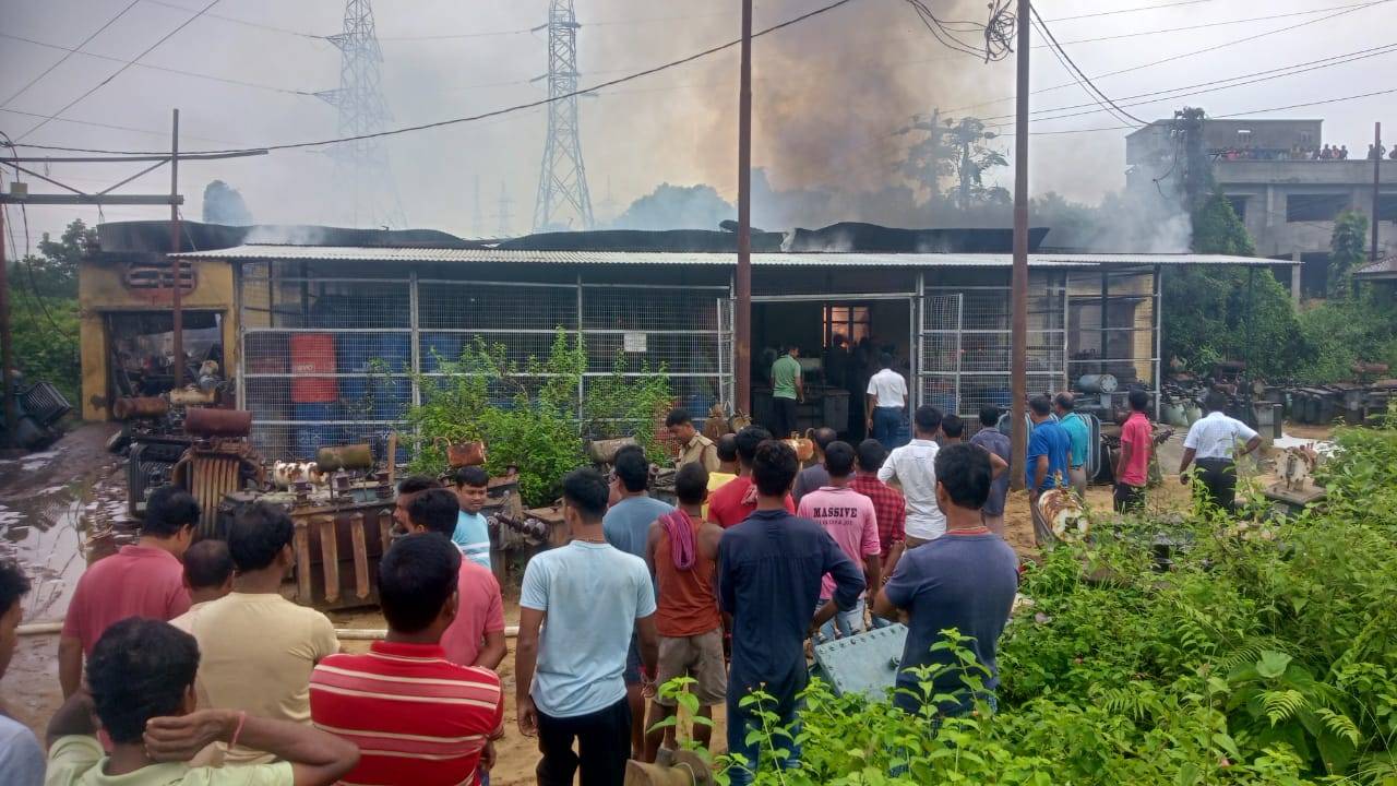 মঙ্গলবার সকালে উদয়পুর বনদুয়ার বিদ্যুৎ দপ্তরের ট্রান্সফরমার রিপেয়ারিং রুমে হঠাত করে আগু*ন লেগে যায়। 