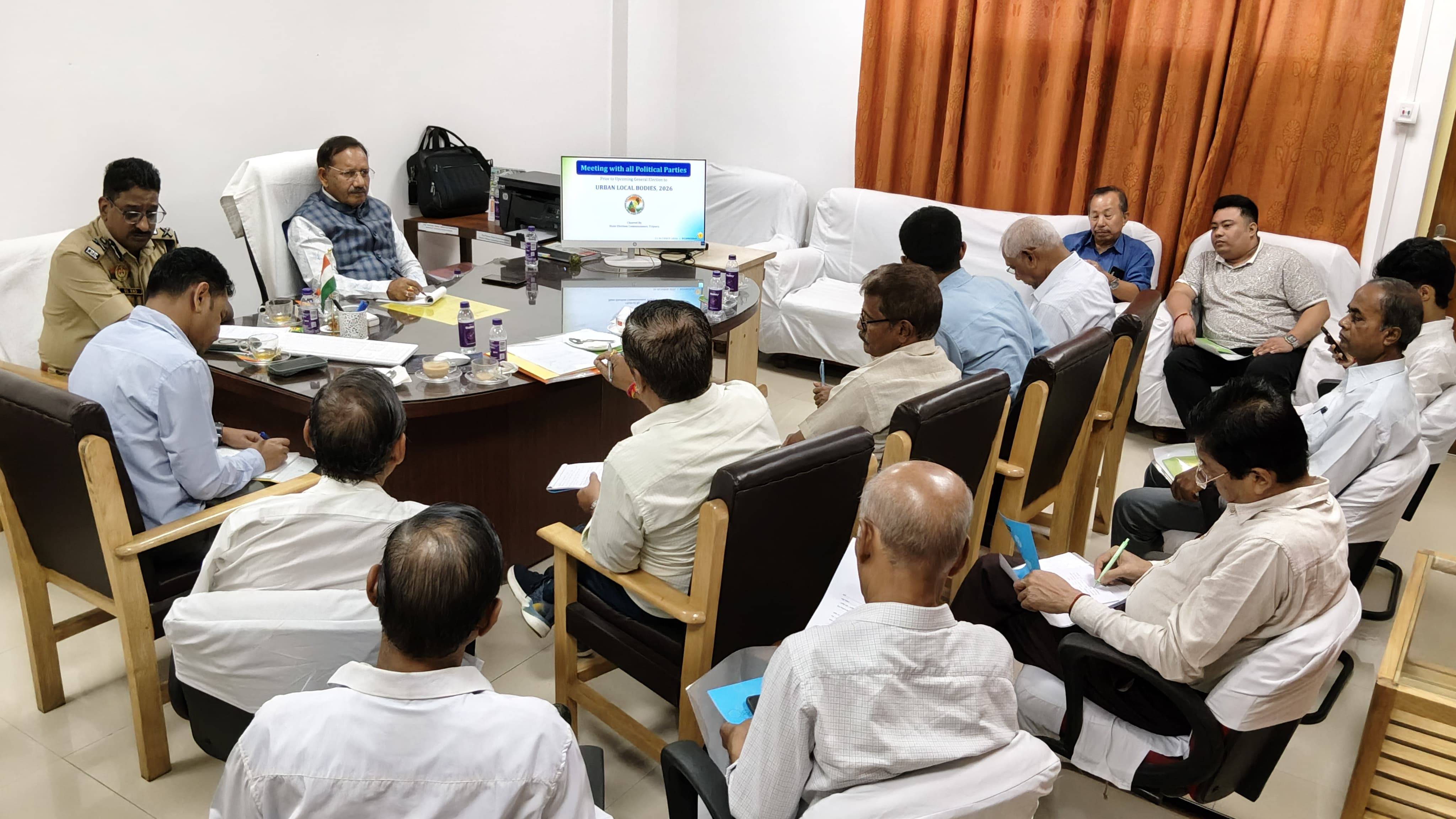 রাজ্যের আসন্ন পুর নির্বাচনকে সামনে রেখে সামগ্রিক প্রস্তুতি ও নির্বাচনী প্রক্রিয়া নিয়ে বুধবার মহাকরণে সর্বদলীয় বৈঠক অনুষ্ঠিত হয়। 