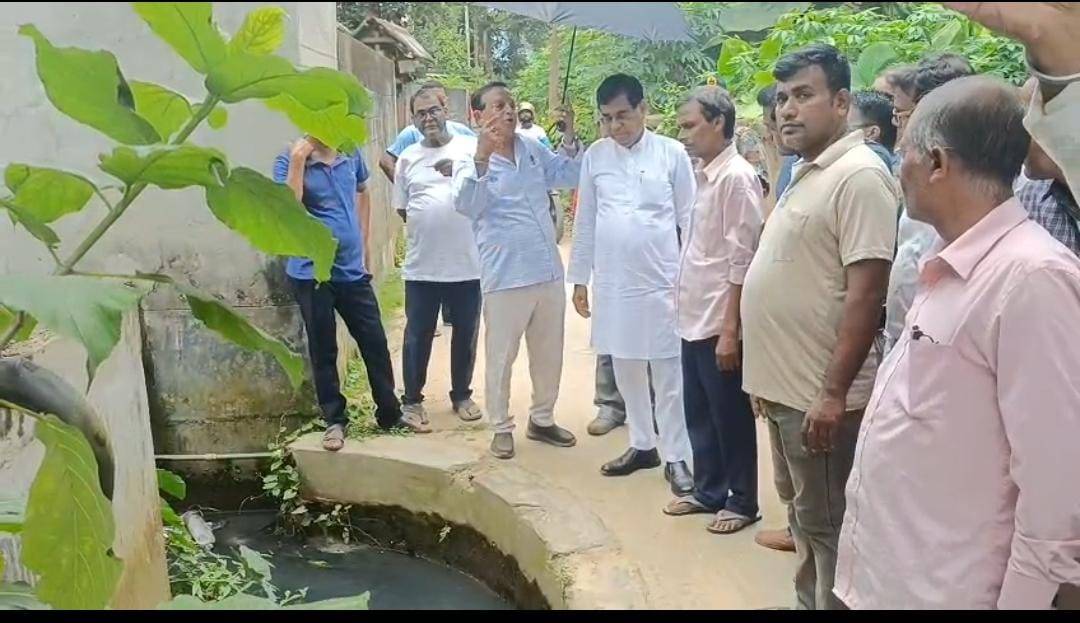 স্মার্ট সিটি প্রকল্পের আওতায় আগরতলা শহরের জলাবদ্ধতা নিরসনে কভার ড্রেন নির্মাণ কাজ খতিয়ে দেখতে আজ আগরতলা পুর নিগমের ১১ নং ওয়ার্ডের বিভিন্ন এলাকা পরিদর্শনে যান আগরতলা পুর নিগমের মেয়র দীপক মজুমদার।