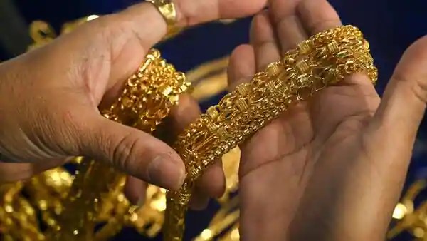 ১লা জুলাই থেকে ২২ জুলাই পর্যন্ত স্বর্ণ কমল জুয়েলার্স নিয়ে এসেছে স্বর্ণ বর্ষার বিশেষ সম্ভার