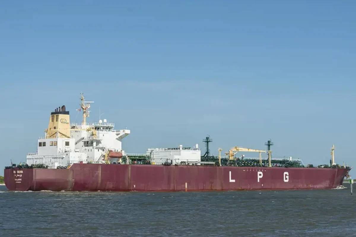 যুদ্ধের আবহে হরমুজ প্রণালী কার্যত বন্ধ করে রেখেছে ইরান। 