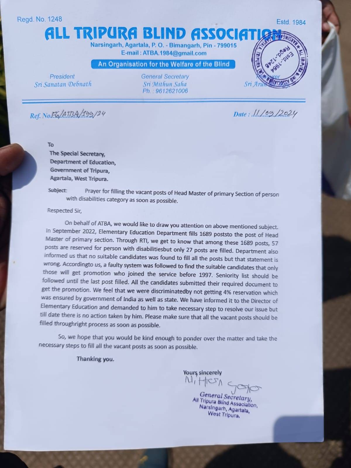 দৃষ্টিহীনদের স্বার্থসংশ্লিষ্ট ৯ দফা দাবি নিয়ে আজ সচিবালয়ে শিক্ষা দপ্তরে বিশেষ সচিব রাভেল হেমেন্দ্র কুমারের স্মারকলিপি প্রদান করে অল ত্রিপুরা ব্লাইন্ড অ্যাসোসিয়েশন।