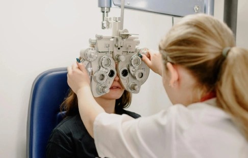 how do you check for retinal detachment at home