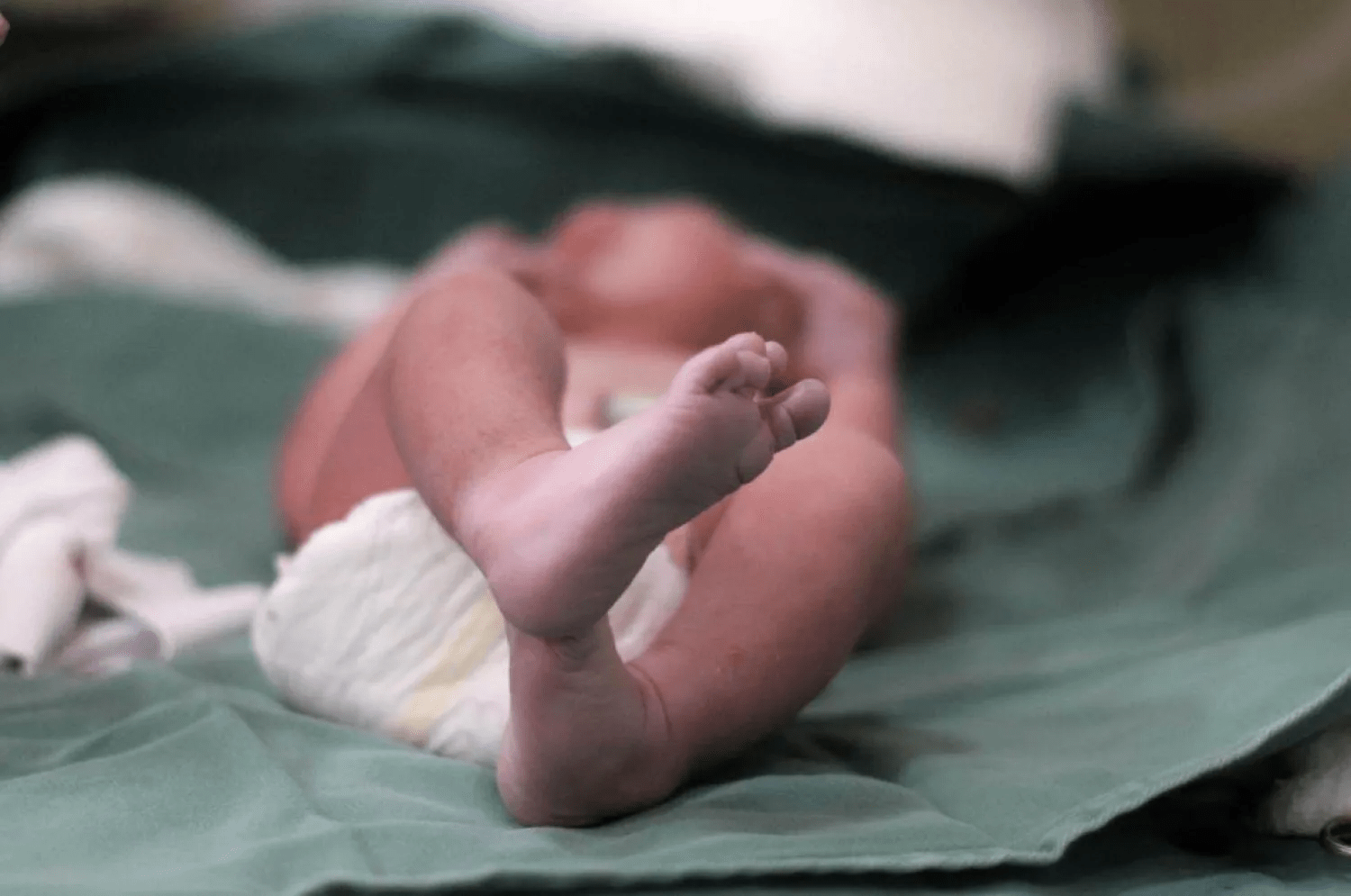 Médico forense confirma que recién nacida de 9 días falleció por broncoaspiración mientras estaba al cuidado de su padre