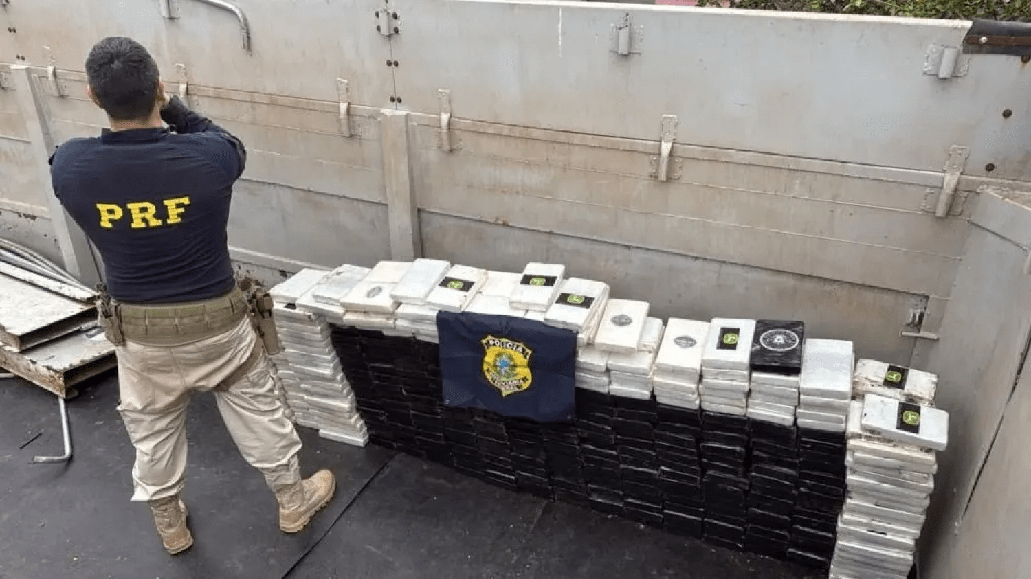PRF apreende 420 kg de cocaína en fondo falso de carreta em Ponta Porã