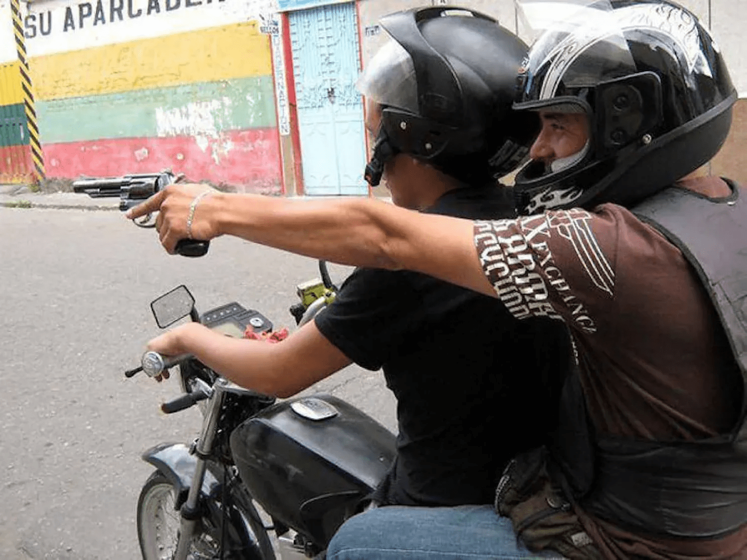 Dos delincuentes intimidan a un joven con arma de fuego y le roban su motocicleta en barrio Obrero