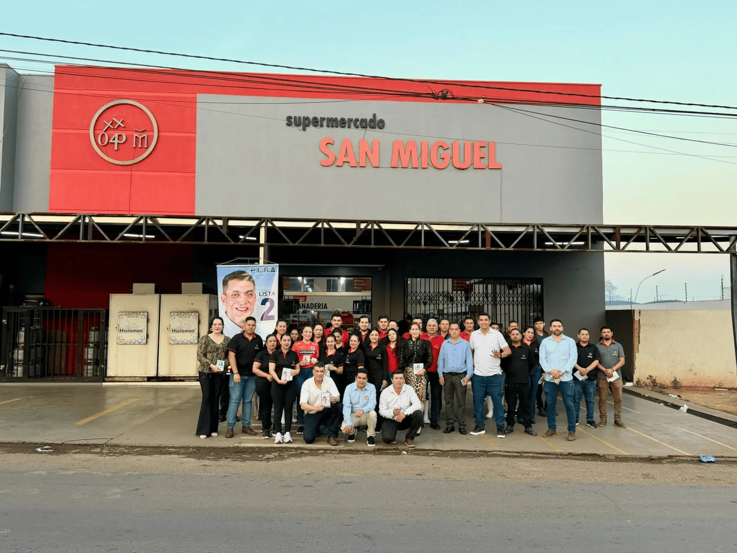 Equipo de la lista 2 visita a primera hora el local de Supermercado San Miguel