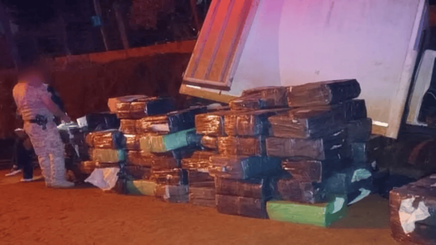 Policía halla camión con casi tres toneladas de marihuana en Itapúa