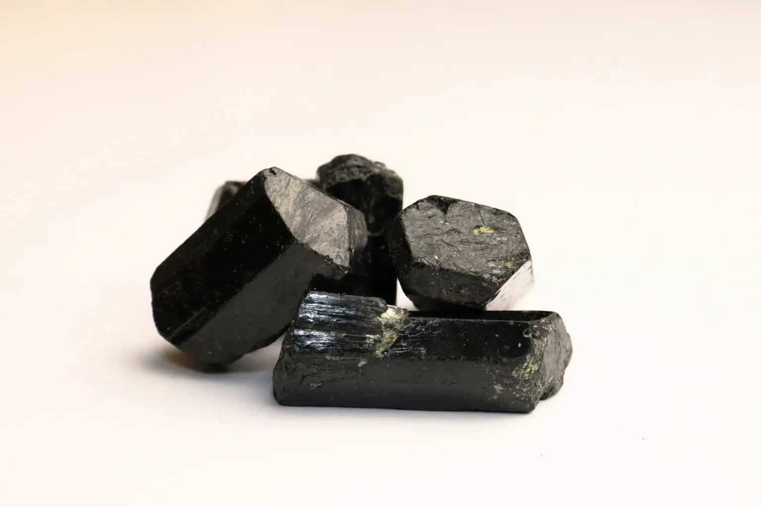 Schwarze Turmalin-Rohsteine (Schörl) mit typischer Längsstreifung
