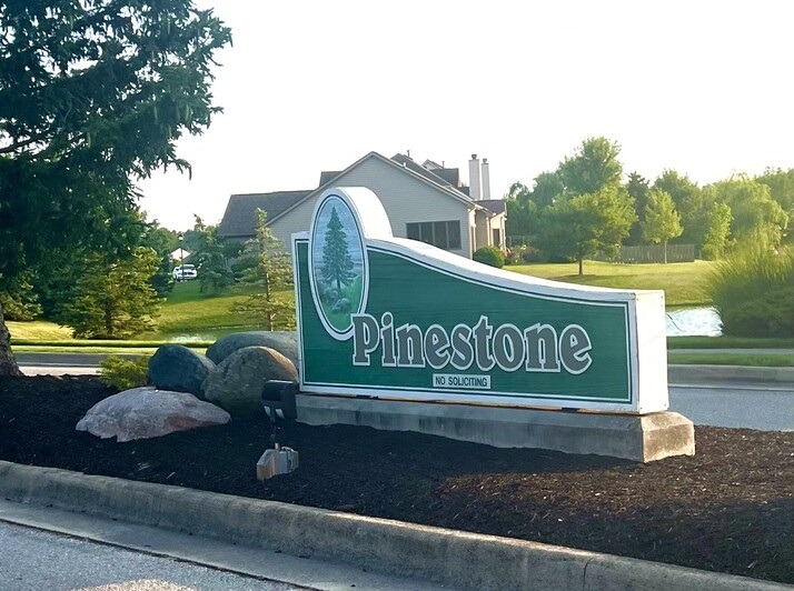 A picture of the entrance sign for Lakes of Pinestone Community