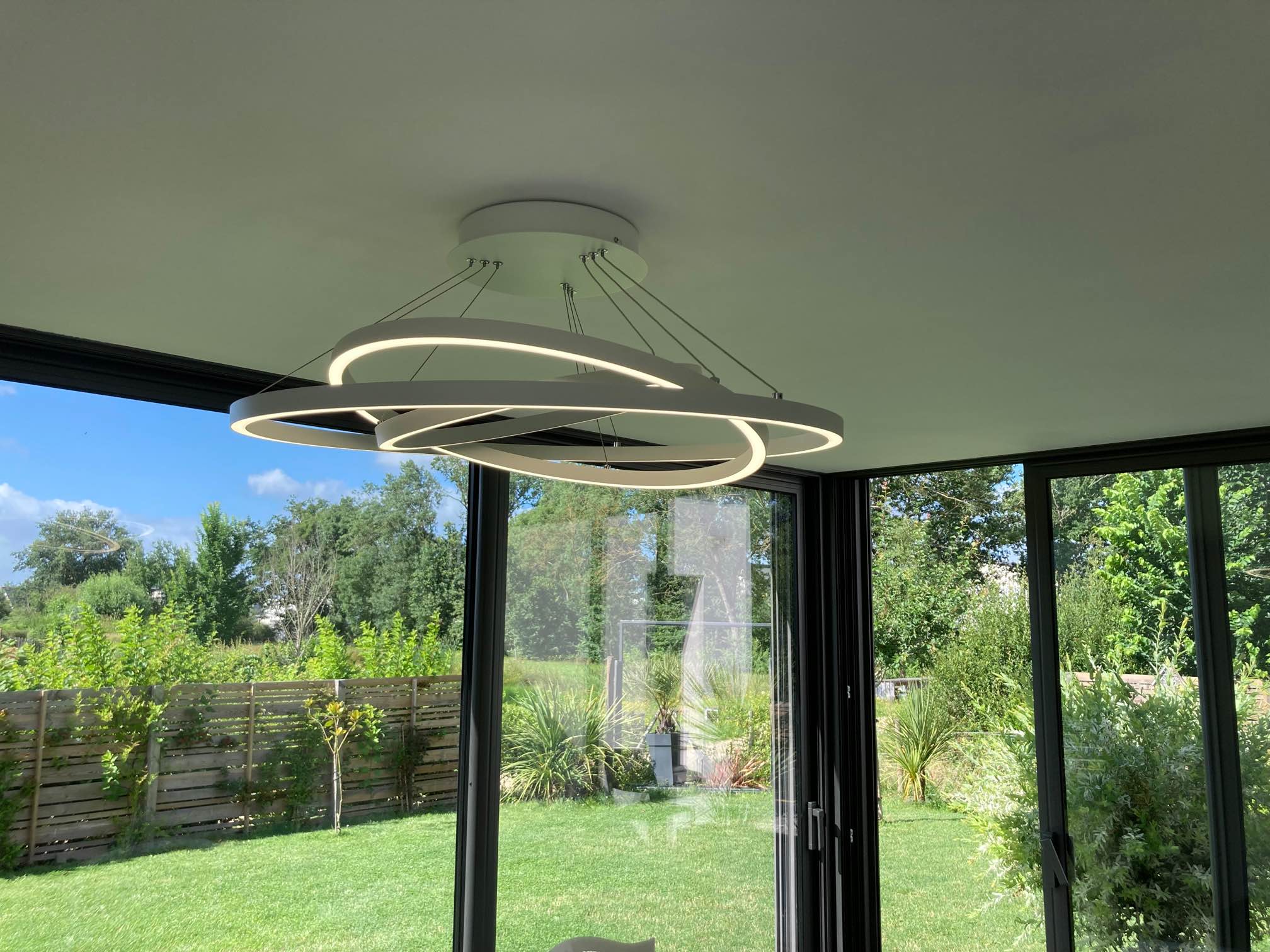 Suspension LED de la gamme Saturne Slim, de la marque SPEQTRIS