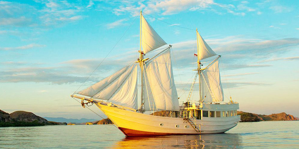 What are the advantages of a charter liveaboard? Komodo Liveaboard Indonesia Yacht Charter Hello Flores