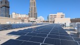 Community solar array sul tetto vicino a New York