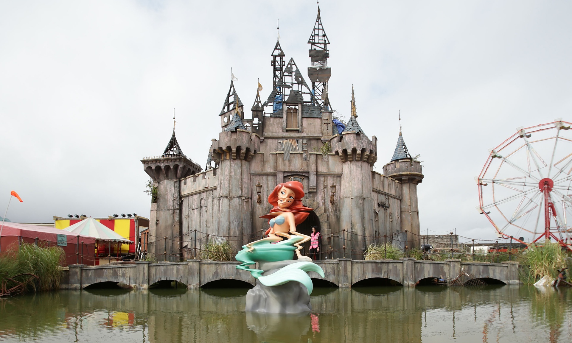 Colossal | Welcome to Dismaland: A First Look at Banksy's New Art