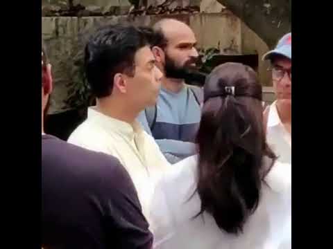 Amitab Bachchan and Ameer Khan Attends Krishna Raj Kapoor’s Funeral, Exclusively Video on Hello Mumbai