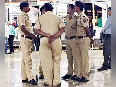 High Profile 18 Bookies Arrested in Mahalaxmi Racecourse Raid, 1.41 Crore and 29 Laptop Seized by Police
