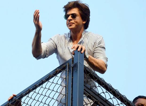 Mumbai : Shahrukh khan,Bollywood Badshah brings in his 54th birthday- greets his crazy fans gathered outside his Mannat abode.