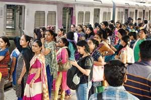 Lawyers, clerks allowed to use  Mumbai local service , from 28th October