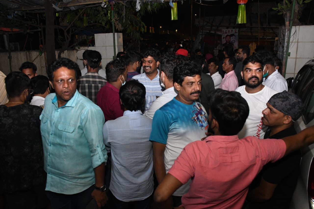 Mumbai BJP workers stage Protest in support of Ashish Shelar against FIR filed by Mumbai Mayor Kishori Pednekar at Marine Lines Police Station