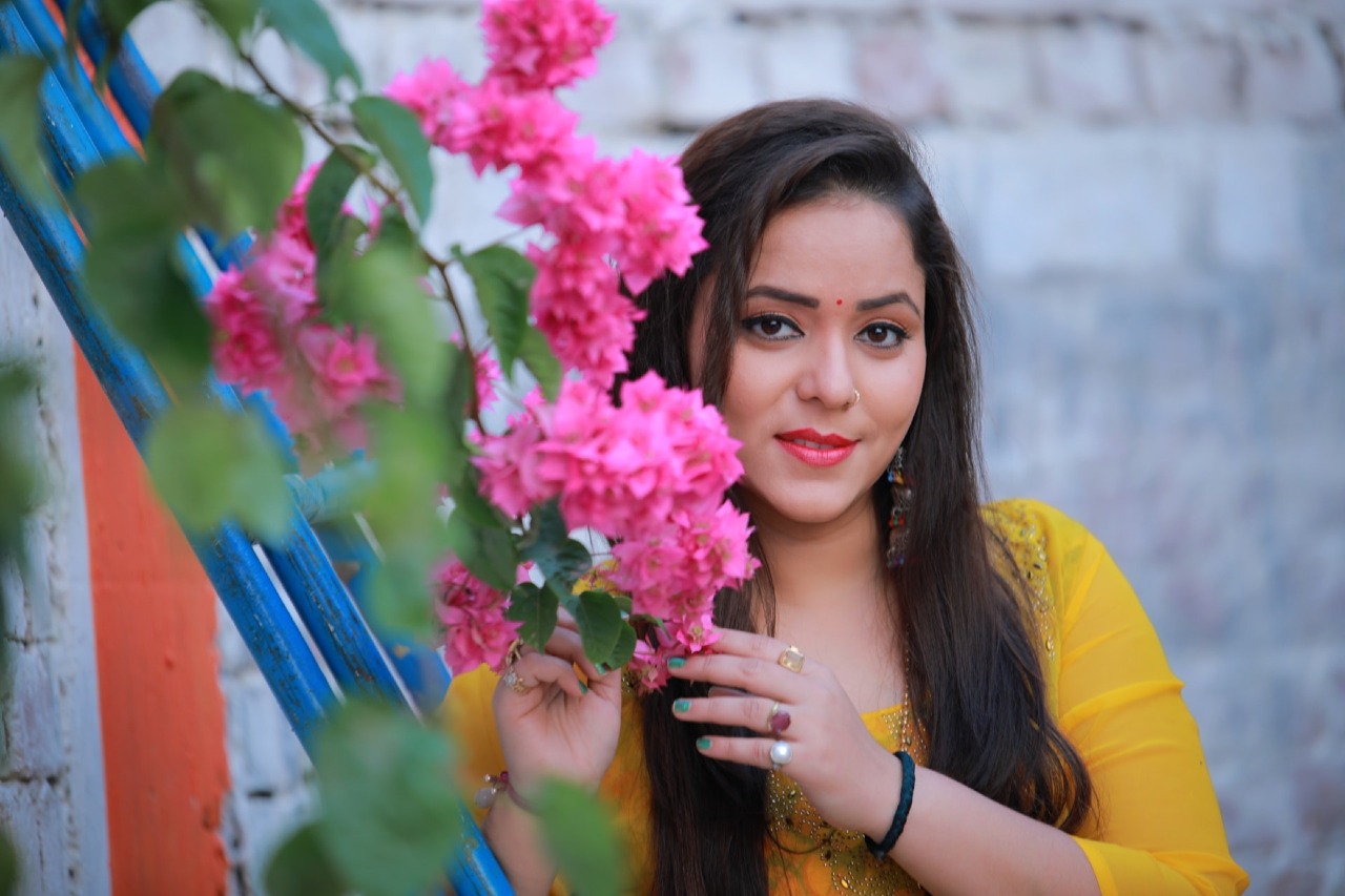 Rising singer Nisha Pandey sang a song for SP President Akhilesh