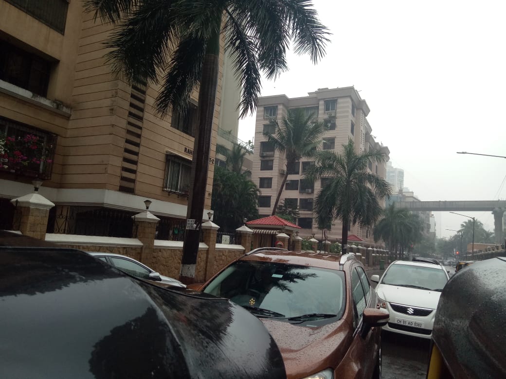 Heavy Traffic jam at Adarsh Nagar Lokhandwala Signal due to Unseasonal Rain, See pictures here