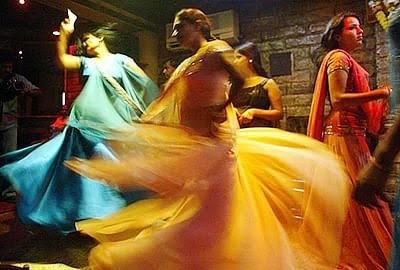 Mumbai police raid at Sadanand Dance Bar in Amboli Andheri,17 accused taken in to Custody 6 Girls rescued