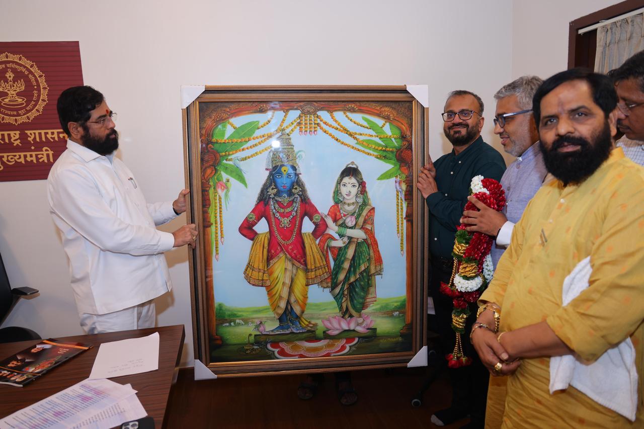 Vishal Mothilaal  Durban based Artist Gifts his Exclusive Masterpiece of lord Vitthal Rakumai to CM Eknath Shinde