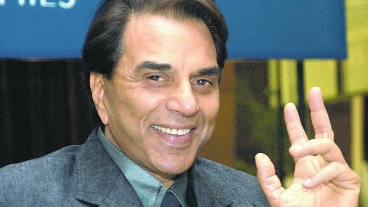 Veteran Bollywood Actor Dharmendra Passes away in Mumbai at 89