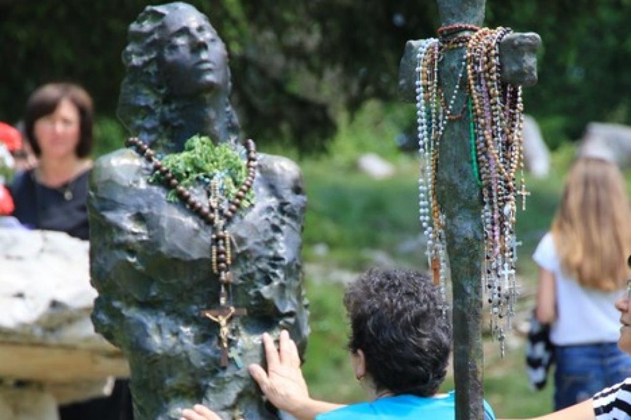 Tisuće hodočasnika na Kedžari u čast Dive Grabovčeve