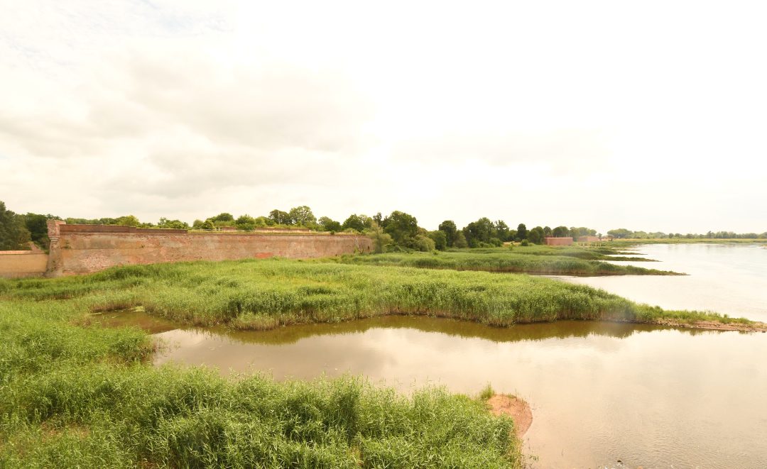 Mauern einer festung in sumpfiger Flusslandschaft