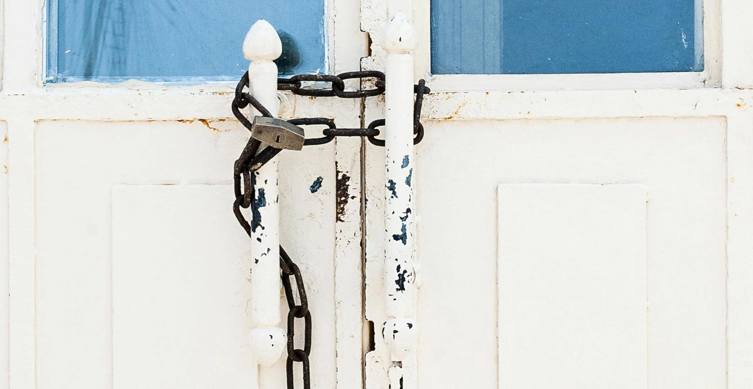 Foto von Eneida Nieves: https://www.pexels.com/de-de/foto/foto-der-verschlossenen-weissen-tur-982004/