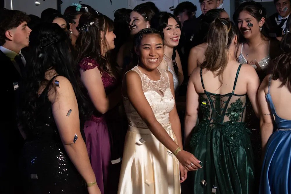 Read more about the article Prom Dress Code for Guests: Outfit Tips and Ideas
