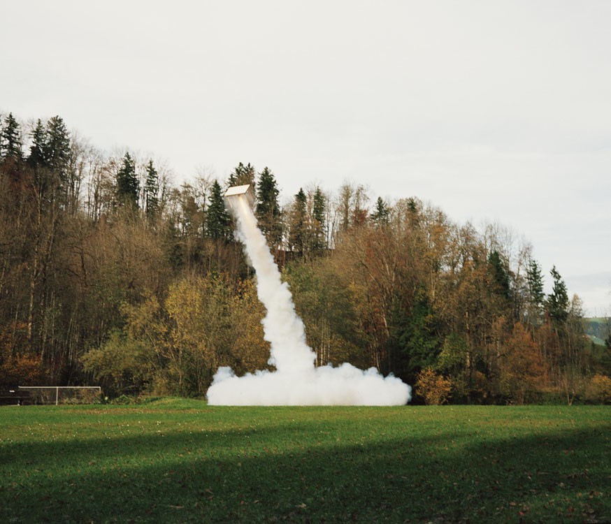 A trentemoult roman signer a découvert une centrale à béton inutilisée qu'il a transformé en pendule. Roman Signer Highlike