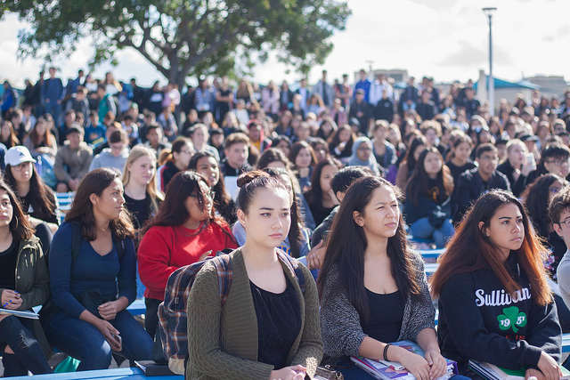 Students take a moment of silence for the 17 victims of the Marjory Stoneman Douglas High School shooting. Photo by Suzane Jlelati.